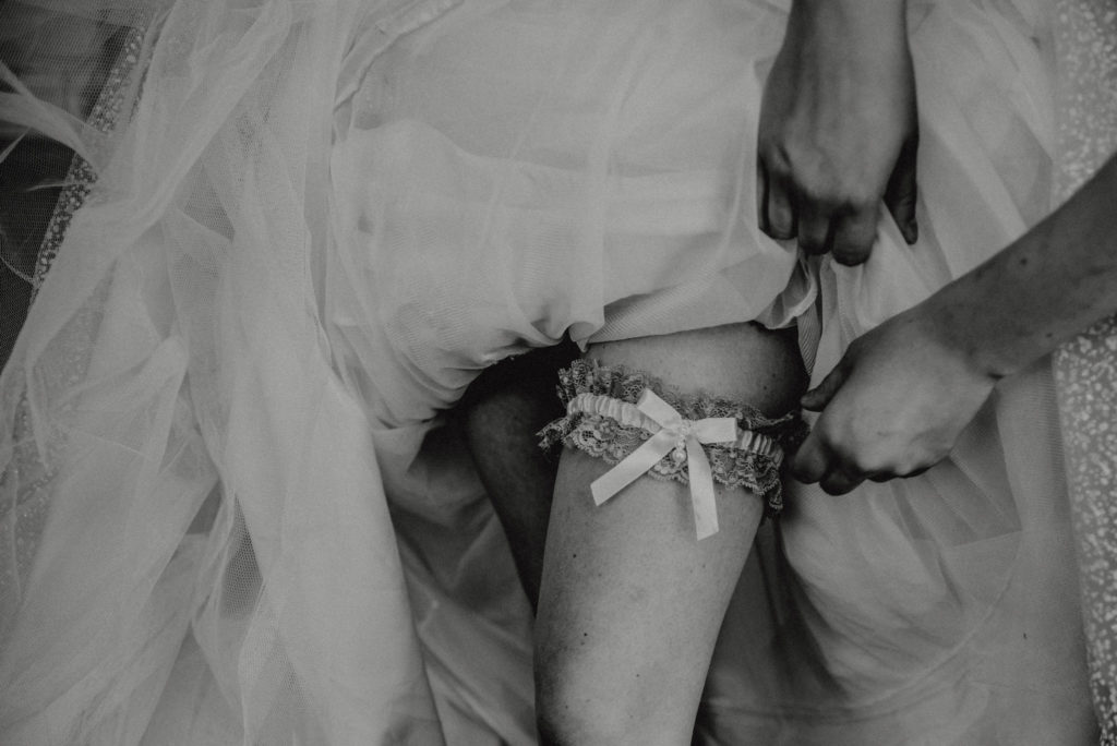 Braut mit Strumpfband