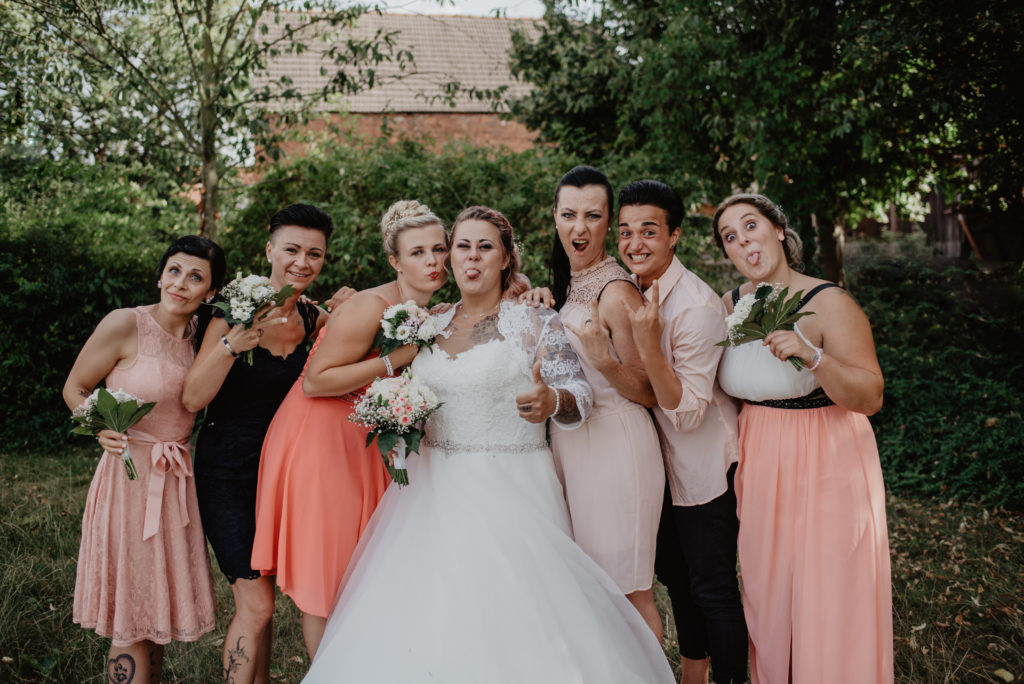Hochzeit, Hochzeitsfotografie,Gruppenbild Braut mit ihren Brautjungern & Freundinnen