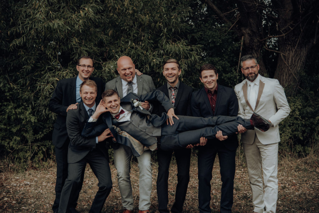 Hochzeit, Hochzeitsfotografie,Gruppenbild Der Bräutigam mit seinen Freunden auf dem gemeinsamen Gruppenbild.